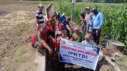 Kegiatan Padat Karya Tunai Desa ( PKTD ) Desa Kamulan